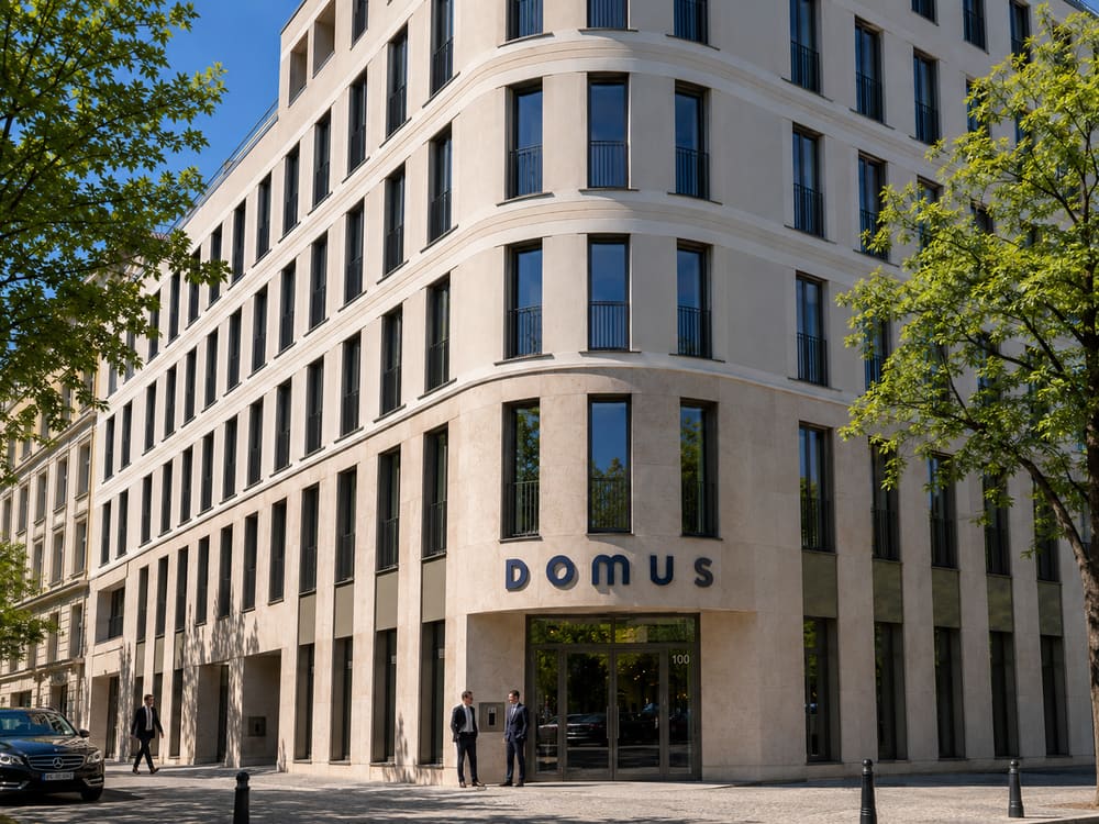 Hauseingang Bismarckstraße 100 unter dem Schriftzug DOMUS, Hausnummer 100 an der Tür